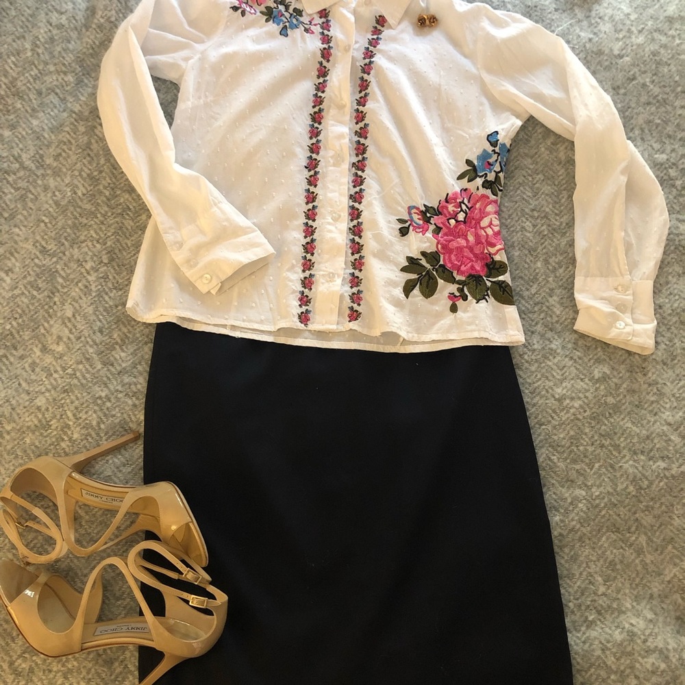 Women’s Embroidered Button-down